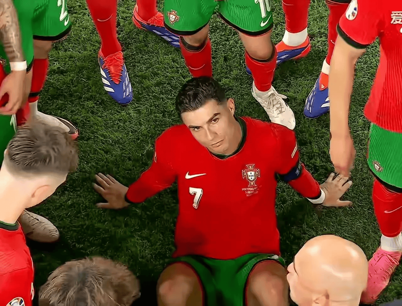 每一个球员都在全力以赴地为团队踢球(在球队中,每个人的水平似乎基本处于一个档次) 每一个球员都在全力以赴地为团队踢球(在球队中,每个人的水平似乎基本处于一个档次)