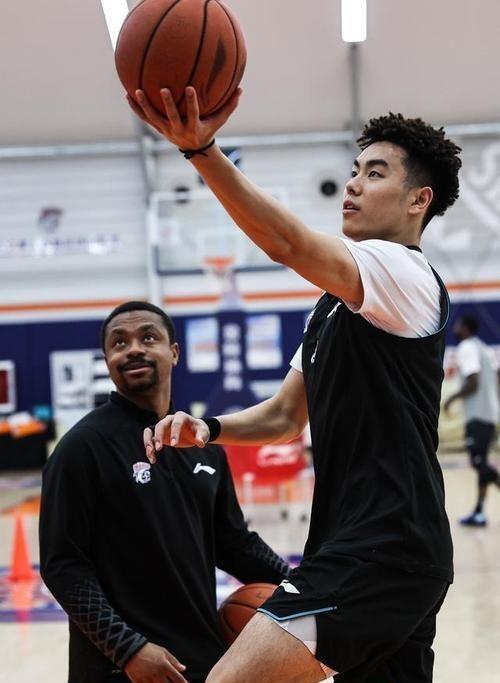 上海男篮斩获大捷，赛场之上再现精彩瞬间的简单介绍