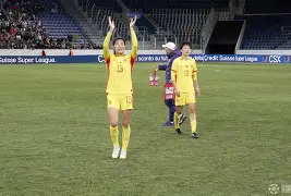 梅西进球女球迷撩衣庆祝原图